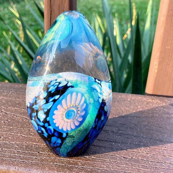 ROBERT EICKHOLT Art Glass Paperweight Egg Shaped Iridescent Sea Flowers Signed - Picture 7 of 15